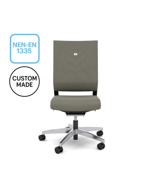 Afbeelding van de Viasit Impulse Bureaustoel, een ergonomische bureaustoel met ademende rugleuning en verstelbare functies zoals zitdiepte en rugleuningweerstand. Het moderne design en de luxe kussens zorgen voor comfort en stijl, ideaal voor gebruik in k
