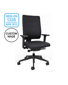 Ergonomische Viasit Toleo NPR 1813 Bureaustoel met innovatieve 3D-rugleuning, zwarte gestoffeerde afwerking en verstelbare functies, ontworpen door Martin Ballendat. Gecertificeerd volgens NEN-EN 1335 en NPR 1813 normeringen, ideaal voor gebruik in kantoo