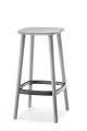 Babila kruk 65 cm, ontworpen door Odo Fioravanti, met een massief essenhouten zitting en zwart of wit gepoedercoate aluminium voetenring. Compact 4-poot ontwerp, ideaal voor horeca en kantines. Stijlvol en duurzaam met gecertificeerd hout en herbruikbare 